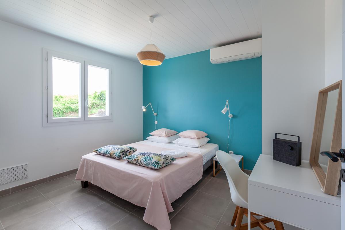 12 Location-villa-piscine-vue-mer-trois-ilets_chambre-1